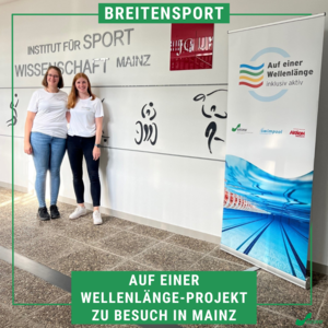 Carolin Birke und Lara Drewer stehen gemeinsam im Institutsgebäude der Sportwissenschaft der Johannes Gutenberg-Universität Mainz.